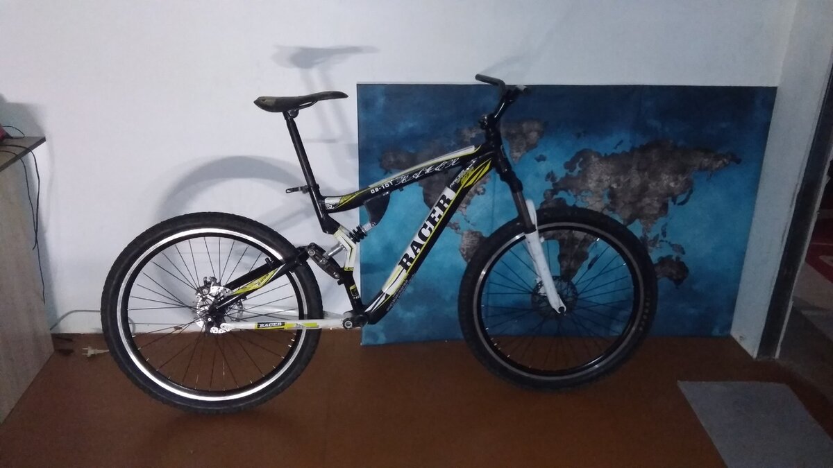 Фотография весной, когда подготавливал его к сезону. Нет тросиков переключателей, тормозов, сидушка не обтянута. Даже не установлена трансмиссия)