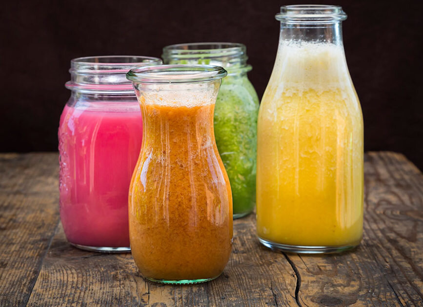 Подают чаще всего вот в таких баночка, выгляди эффектно и эстетично. 