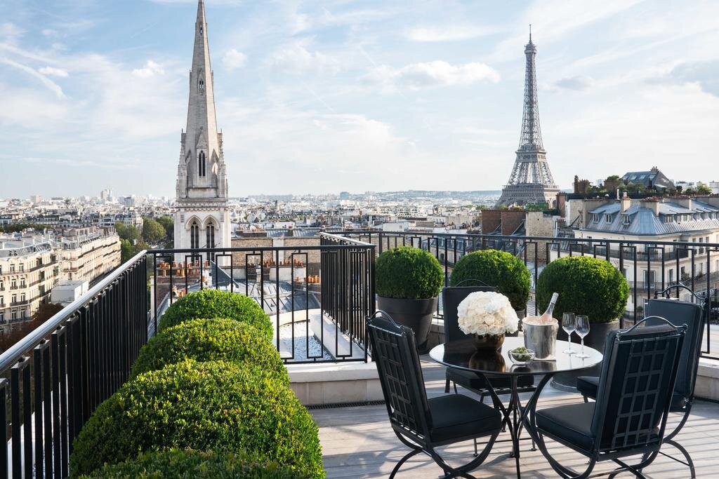 Фото:  Four Seasons Hotel George V Paris : источник bookingcom
