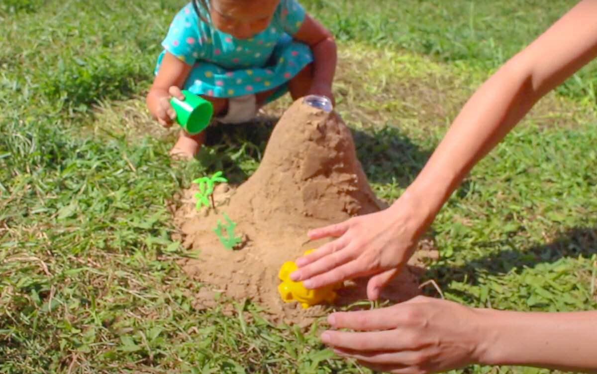 Дети украсили вулкан растительностью