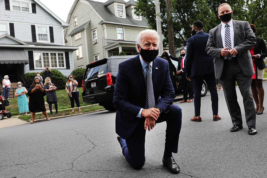 Коленопреклонение кандидата Джо Байдена

