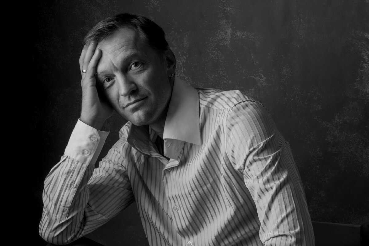 Напомню. В середине марта 2018 года Маркелов бежал из-под домашнего ареста, перебравшись в Германию. В беседе он рассказал, что вынудило его на такой шаг. Суд вынес постановление о заочном заключении обвиняемого под стражу и объявил его в розыск.После этого следствие возбудило новое уголовное дело по более тяжкой ст.238 УК РФ («оказание услуг, не отвечающих требованиям безопасности»). Через некоторое время с Ольги Маркеловой это обвинение было снято, а ее дело направили во Фрунзенский районный суд. В ноябре 2018 года она была приговорена к одному году лишения свободы условно.В 2019 году Виктор Маркелов, получивший статус беженца, перебрался из Германии в Финляндию, где занялся созданием обучающего мобильного приложения. 


