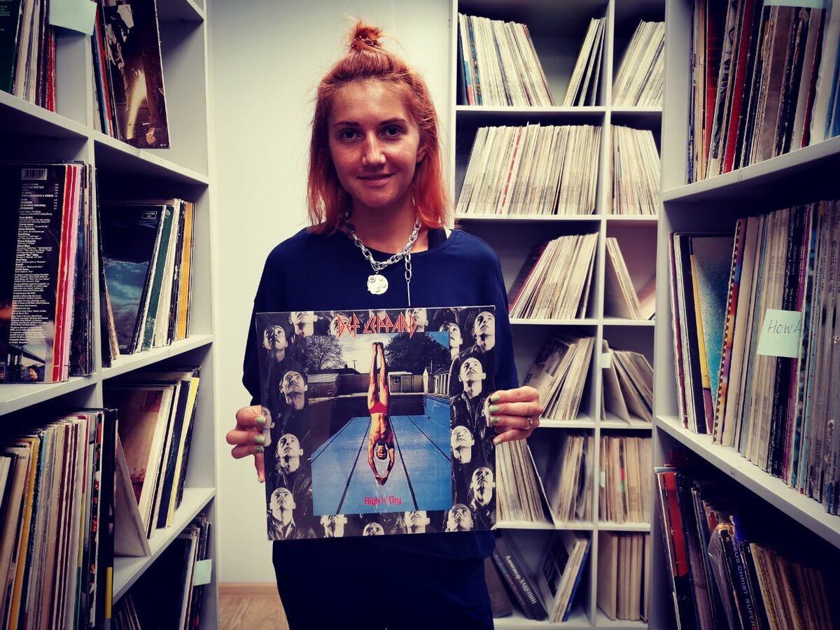 Аня как раз держит пластинку Def Leppard