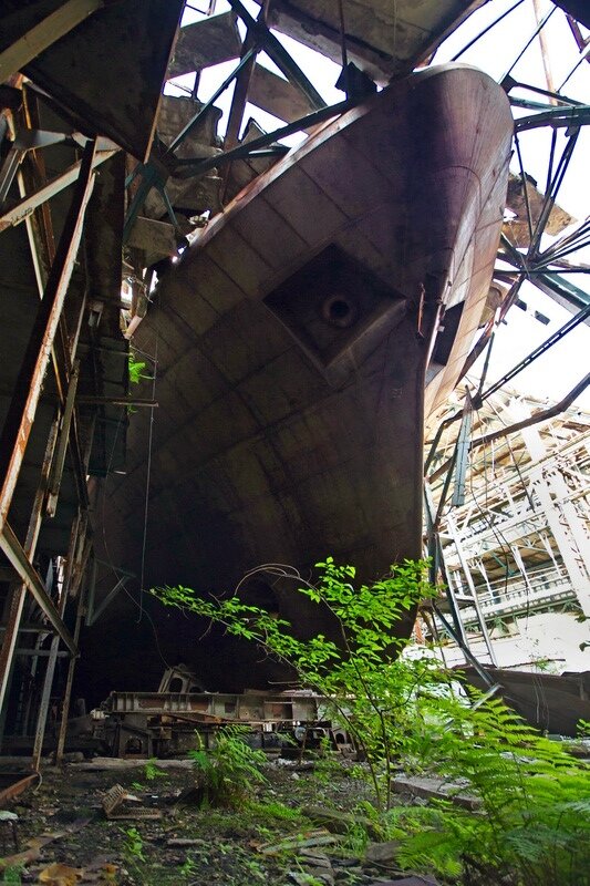 Брошенные недостроенные корабли в обрушенном цеху судостроительного завода