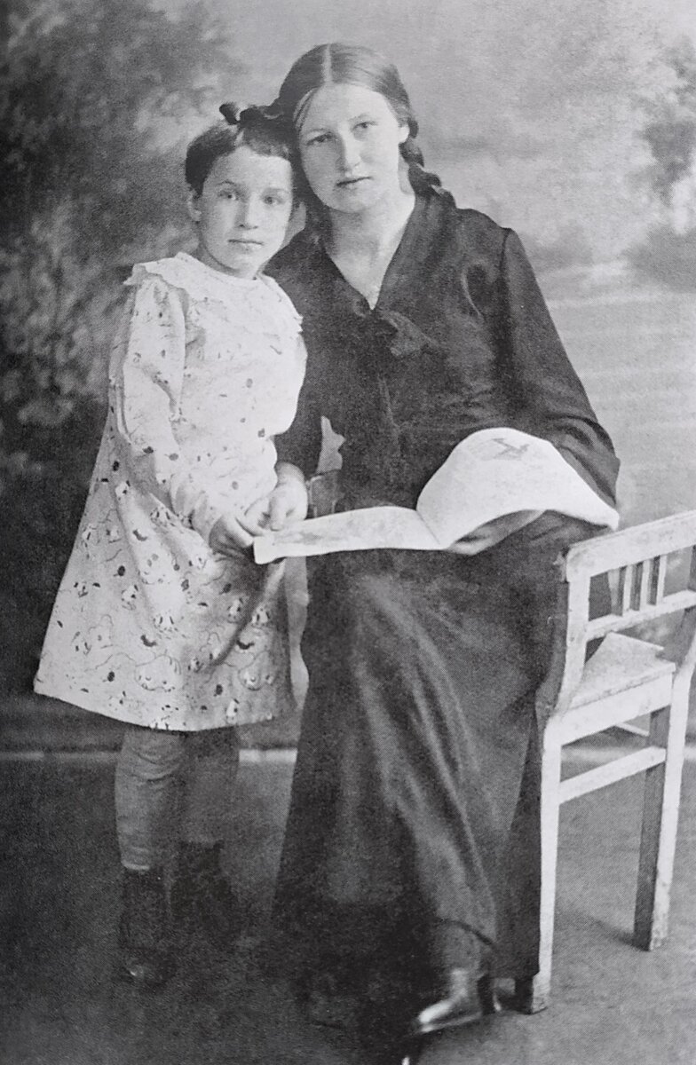 Таня Савичева (слева) со своей старшей сестрой Ниной, 1938 г.(Источник фото: "Блокадная книга", Д. Гранин, изд. "Азбука", Санкт-Петербург, 2017 г., ИТАР-ТАСС архив)