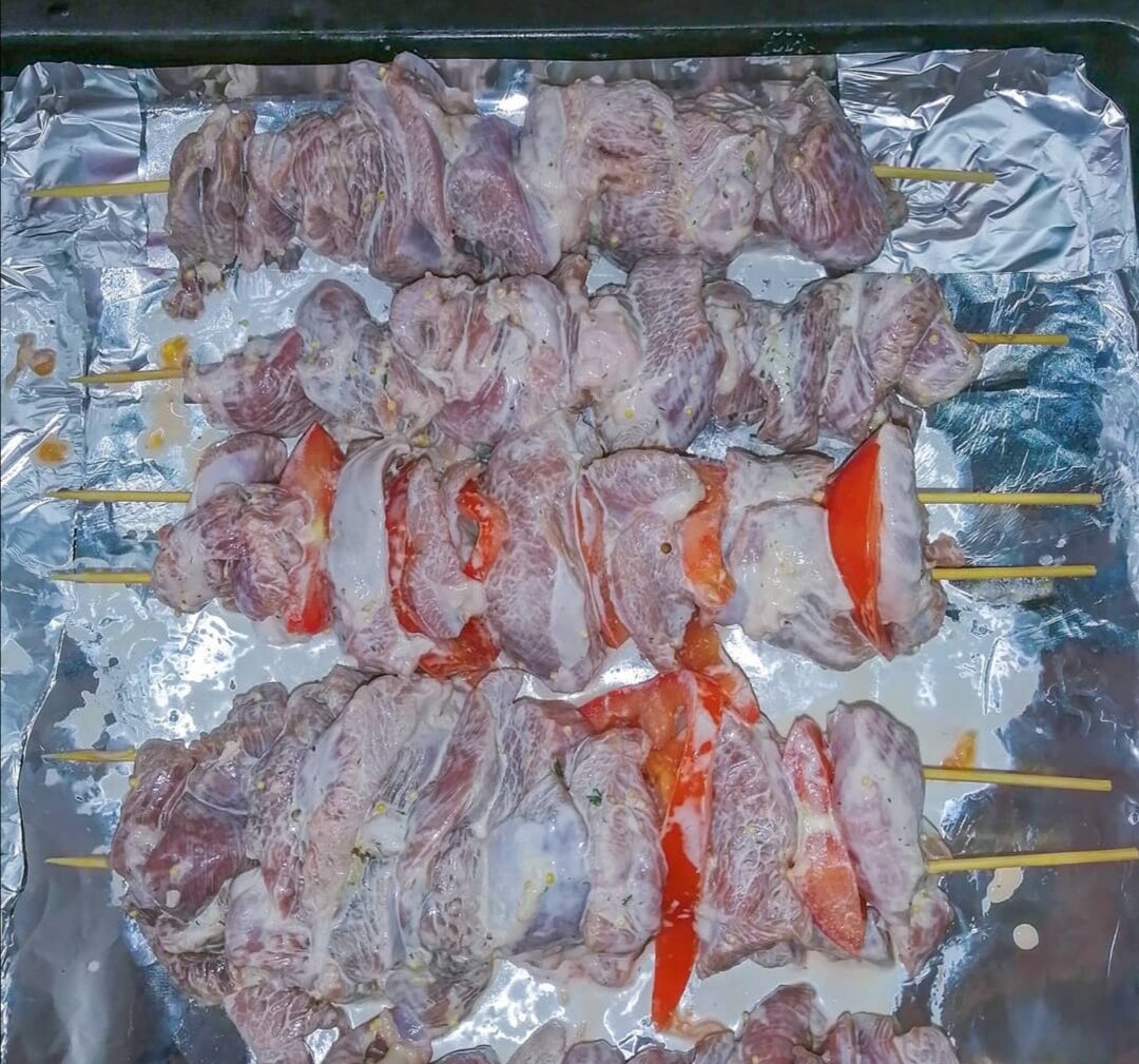 1. На шпажки нанизываем кусочки мяса и овощей, чередуем

2. На противень выкладываем пергамент, или фольгу, смазываем маслом и выкладываем наши шпажки

3. Ставим в разогретую духовку 200 градусов на 30-40 минут 

4. Выкладываем на тарелку

5. А также можно выложить на решётку, а противень поставить вниз, тоже получится очень вкусно