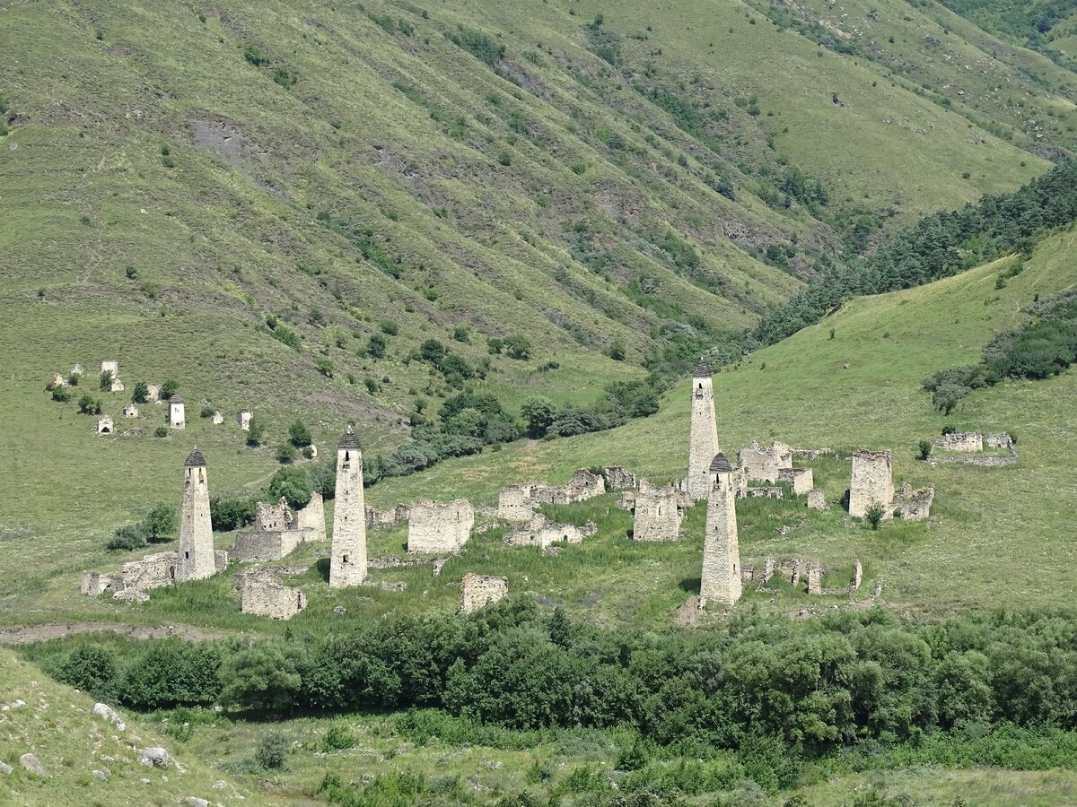 Башня абрека в Ингушетии в скале