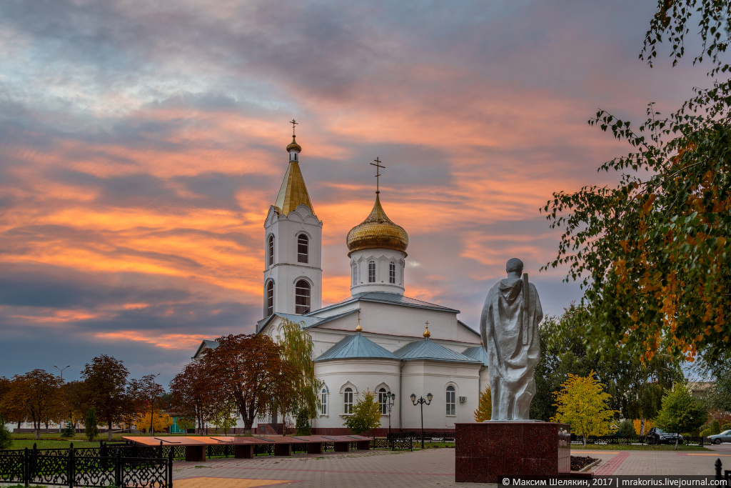 1. Это наш Троицкий собор на Никольской площади.