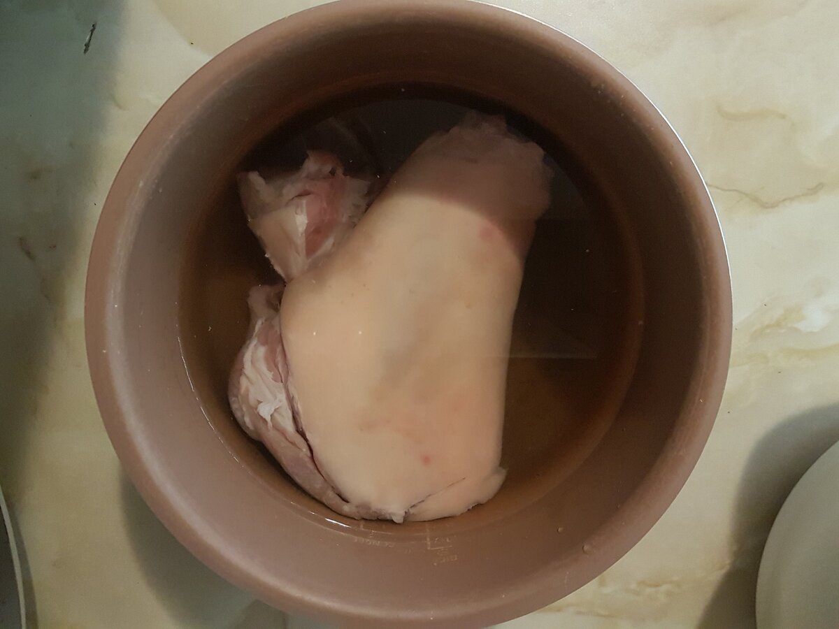 Варим подготовленную свиную ногу. Фото автора 