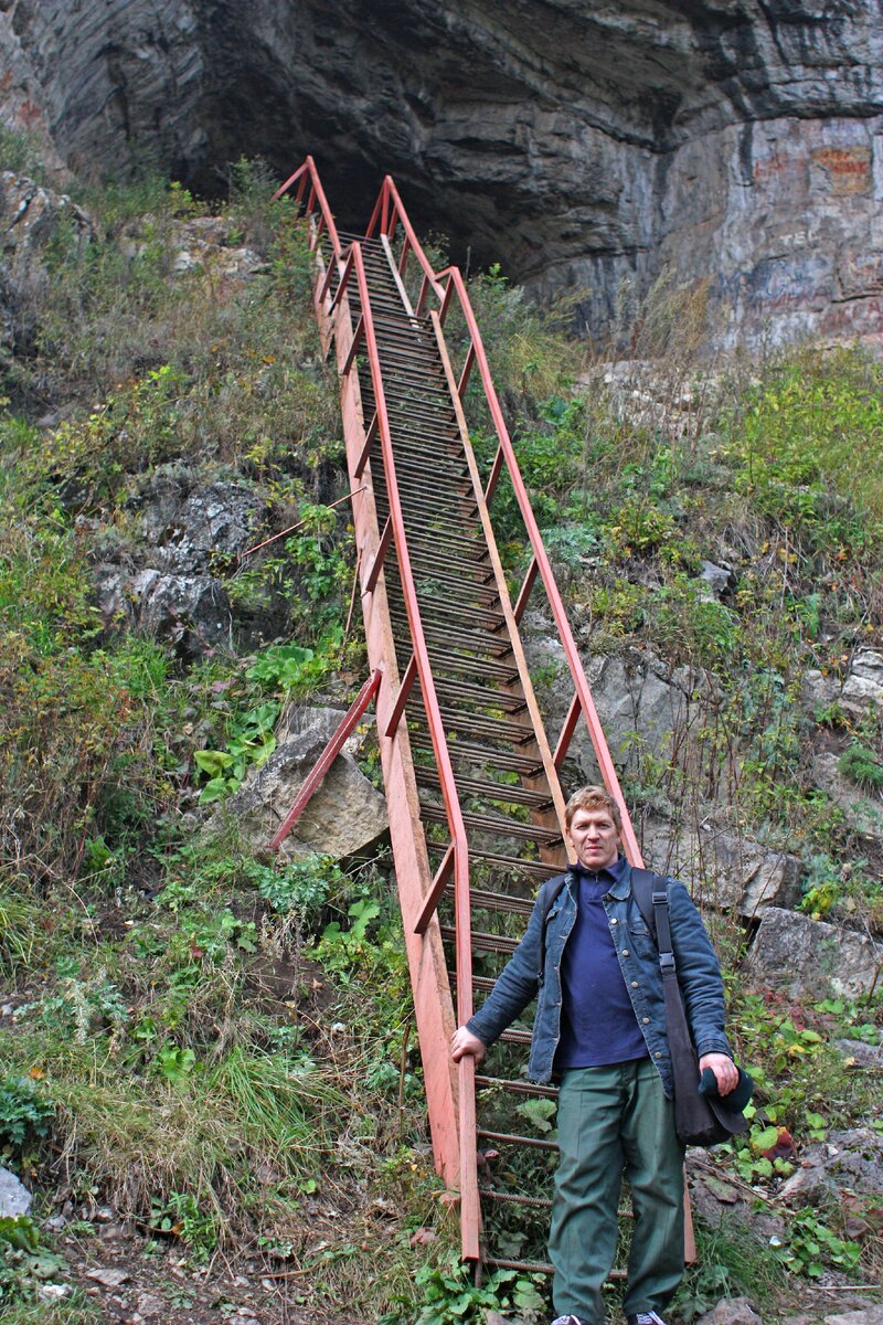 лестница к входу в пещеру