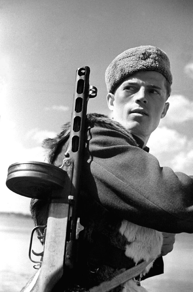 Фото взято со свободного источника в Интернете. Георгий Шпагин со своим детищем.