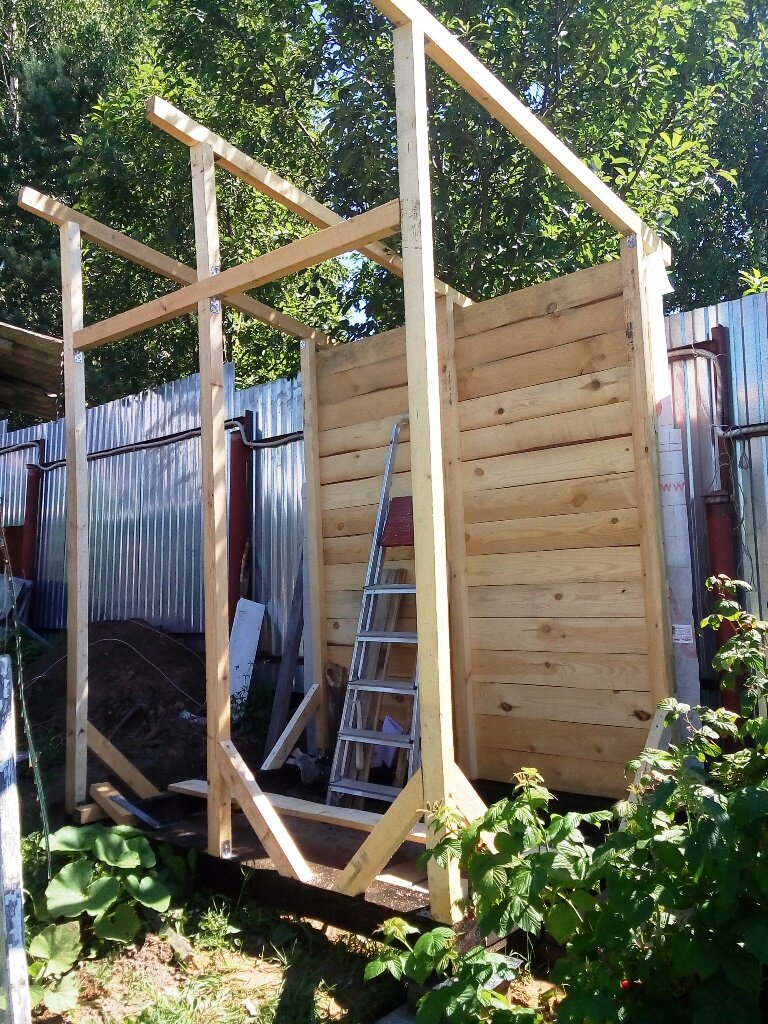 Передние стойки выше,т.к. с учетом уклона, крыша должна уйти за забор