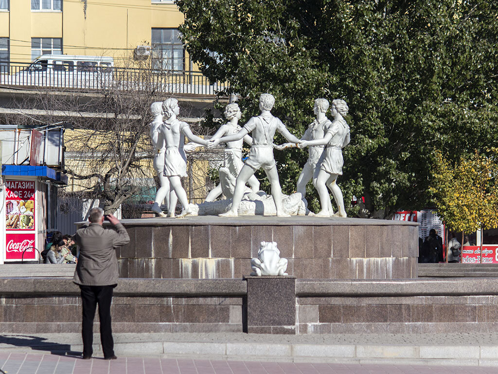 Волгоград. Скульптура "детский хоровод"