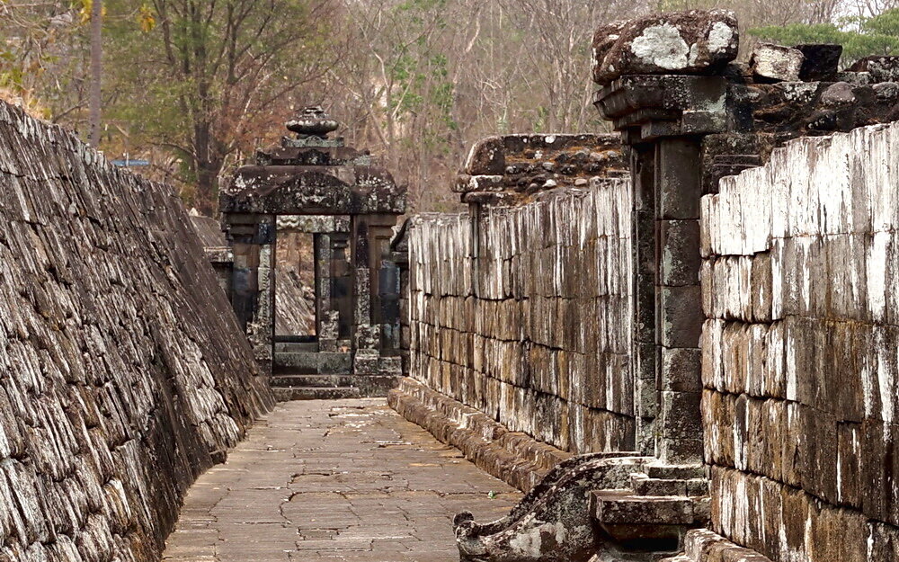 Рату Боко. Источник фото: https://deliciouslydoingnothing.wordpress.com/2016/01/17/the-mysterious-ratu-boko-ruins-in-yogyakarta/