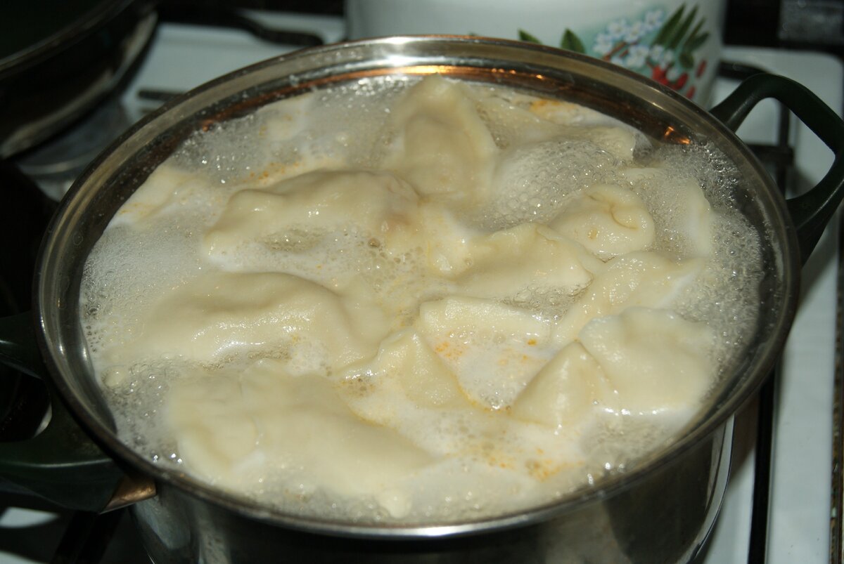 Варятся пельмешки. фото автора