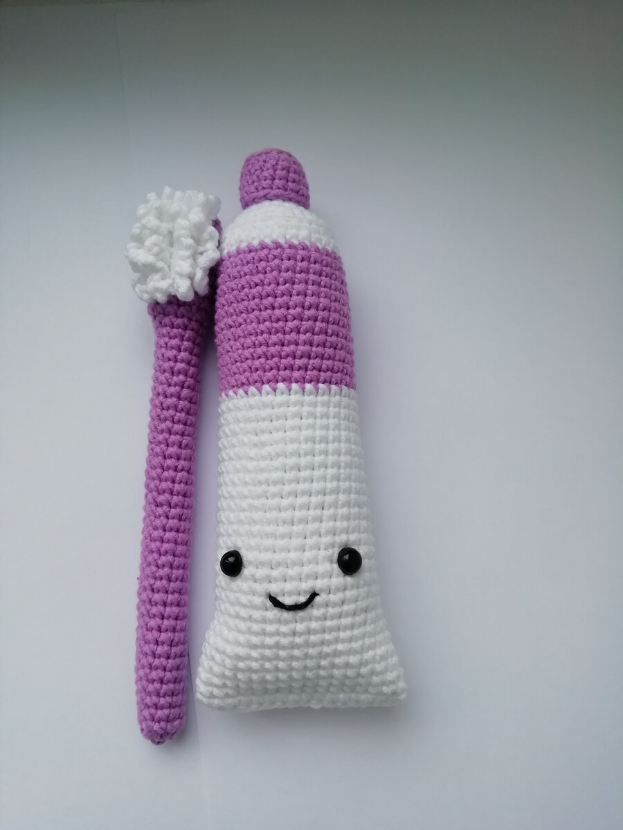 Зубная паста и щетка.