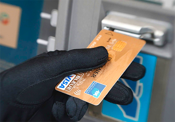 Как действовать, если мошенники украли деньги с банковской карты?