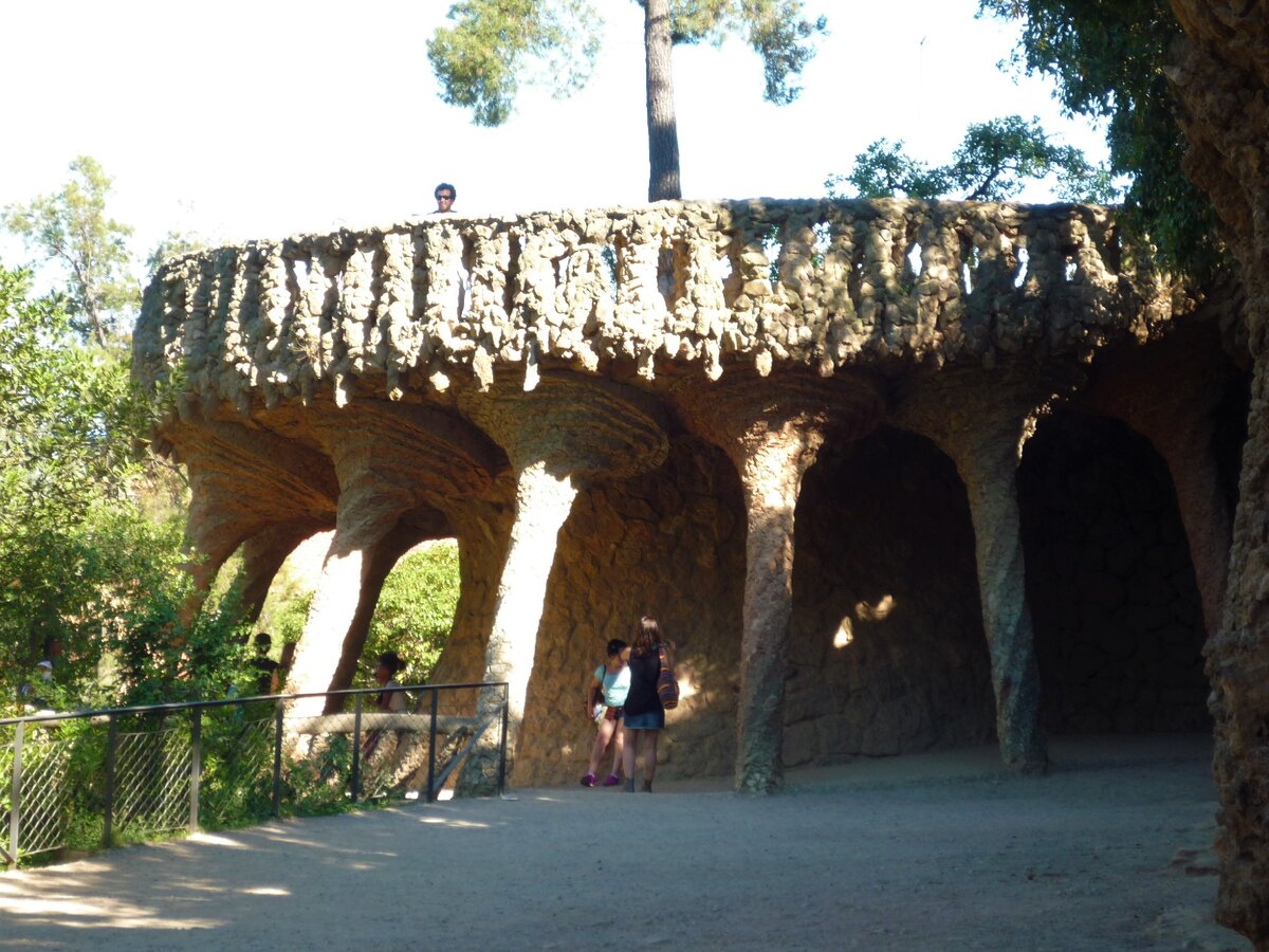 Парк Гуэль. Витые колонны.