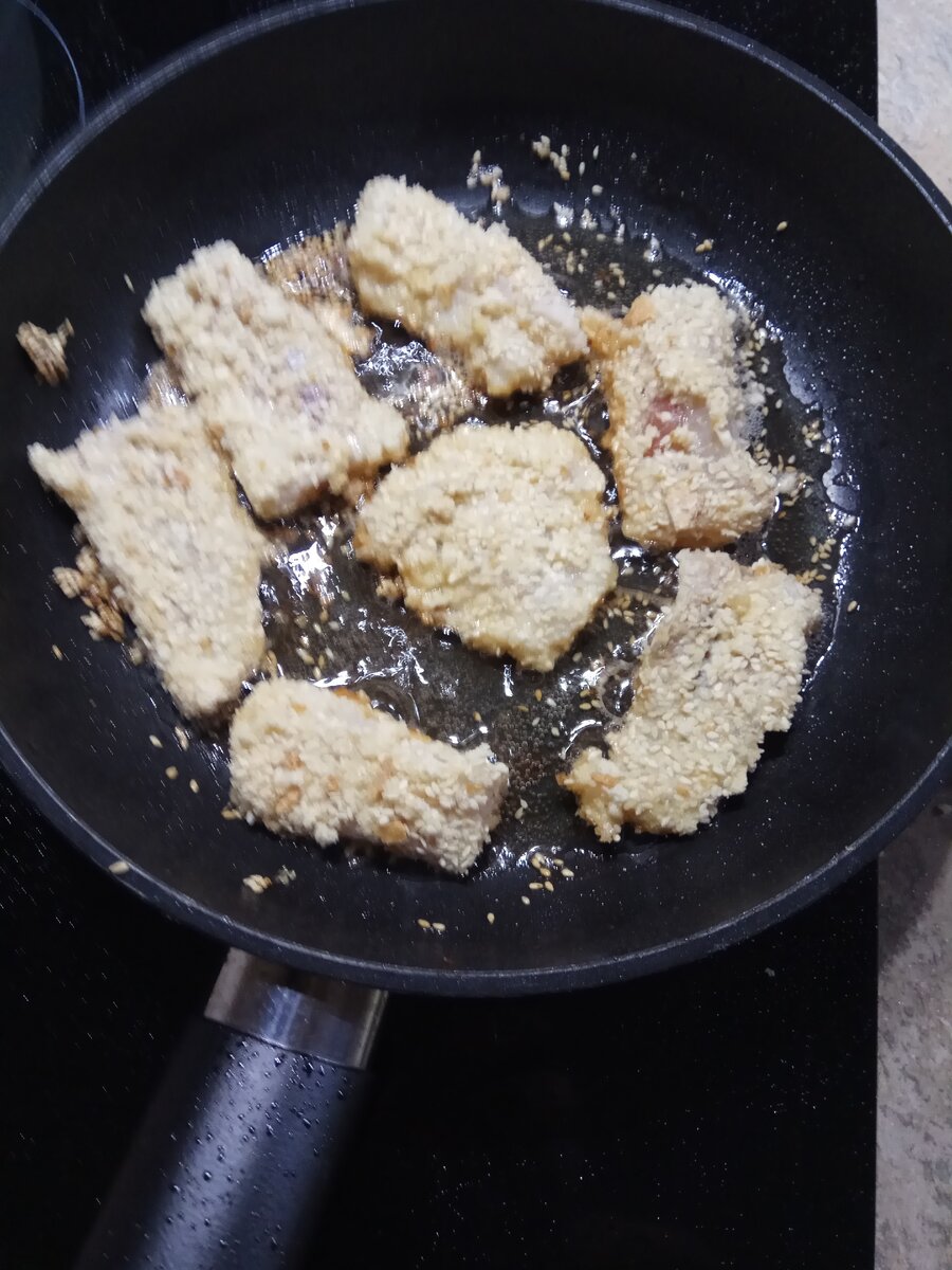 Обжариваем  куски рыбы в панировке.