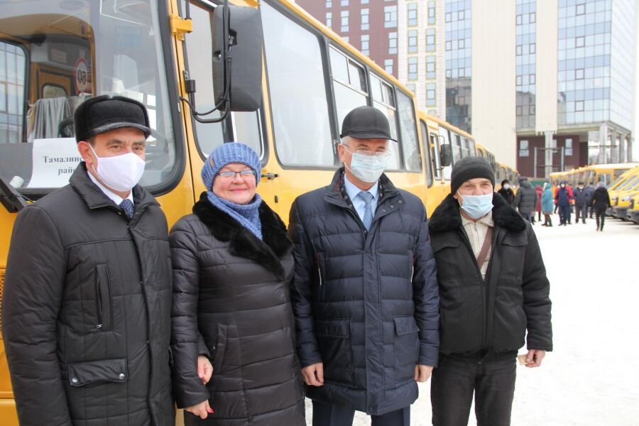 Проблема обеспечения школ транспортом, особенно районных и сельских учебных учреждений, всегда стояла наиболее остро. Техническая непригодность, а иногда и даже отсутствие, автобусов в районных школах нередко оставались непосильной задачей для решения на местах.21 декабря на Юбилейной площади Пензы состоялось торжественная церемония передачи ключей от транспорта для школ региона.Иван Белозерцев отметил, что почти 72 миллиона рублей были выделены из федерального бюджета пензенскому региону благодаря поддержке Президента страны и правительства РФ. По его словам, без поддержки на федеральном уровне осуществить подобное было бы практически невозможно.«Вопросы безопасности детей, обеспечение их комфорта при доставке в школу, сохранение их жизни и здоровья – одни из приоритетных, - рассказал губернатор. - Прошу водителей неукоснительно соблюдать правила дорожного движения».2 автобуса марки ПАЗ вместимостью 32 места каждый направились в г. Пензу и Кузнецкий район.Также получены:- 3 и 6 ГАЗелей вместимостью 11 и 16 мест соответственно;- 2 и 8 микроавтобусов Форд вместимостью 15 и 22 места соответственно;- 13 автобусов ПАЗ, рассчитанных на 23 человека.Автобусы поставлены в 21 муниципальный район и 2 государственные специальные коррекционные школы.Транспортные средства оснащены дополнительной ступенькой у передней двери. Специальные устройства препятствуют движению при открытых дверях и ограничивают скорость движения до 60 км/ч. Все автобусы для перевозки детей оснащаются электроподогревом зеркал заднего обзора и устройством подачи звукового сигнала при движении задним ходом.Автобусы комплектуются цифровым тахографом с блоком СКЗИ и навигационной системой ГЛОНАСС/GPS.В соответствии с требованиями законодательства на автобусы установлены проблесковые маячки оранжевого цвета.До 2020 года школьные автобусы марки ПАЗ имели вместимость 22 места (21 место для учеников и 1 для сопровождающих). Начиная с 2020 года вместимость составляет 23 места. Это стало возможным за счет того, что стеллаж для ручной клади (портфели, сумки, ранцы и т.д.) убрали и сделали полки для их перевозки сверху сидений.При этом глава региона отметил, что во многих районах области трассы отремонтированы, но остались дороги, которыми нужно заниматься, и в наступающем году это также будет одним из главных направлений работы.Иван Белозерцев особенно подчеркнул, что бюджет Пензенской области на следующий год уже принят, и он по-прежнему сохраняет социальную направленность.
«Реализация бюджета позволит ремонтировать в районах области сельские школы, детские сады и Дома культуры. Будем работать над улучшением качества жизни жителей региона», - выделил губернатор.Глава региона передал водителям ключи от автобусов, которые будут работать в 21 районе области, а также обслуживать государственные специальные коррекционные школы Пензы и Кузнецка.Ежегодно в рамках проекта «Школьный автобус» на маршруты выходят 327 транспортных единиц, которые доставляют в учебные заведения более 7500 детей.В 2019 году на приобретение школьных автобусов в бюджете Пензенской области предусматривалось 32,4 млн. рублей. На эти средства закупили 12 школьных автобусов и 1 экскурсионный для Губернского лицея. За счет федерального бюджета было поставлено 49 школьных автобусов различной вместимости на общую сумму 77,8 млн. рублей.В 2020 году на приобретение школьных автобусов в бюджете Пензенской области предусмотрено 38,9 млн. рублей. На эти средства закуплены 15 школьных автобусов и 1 экскурсионный для средней школы N77 г. Пензы. За счет средств федерального бюджета поставлено 34 школьных автобуса на общую сумму 71,6 млн. рублей.В 2021 году за счет средств бюджета Пензенской области планируется приобрести 15 автобусов. На эти цели в бюджете предусмотрено более 38 млн. рублей.