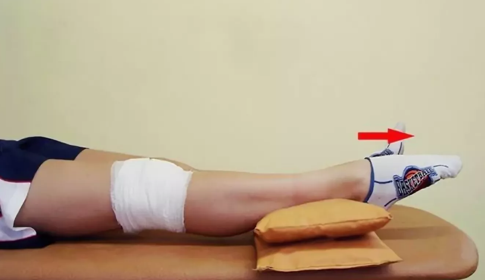 Видео после замены коленного сустава. ЛФК ПКС коленного сустава. Валик для коленного сустава для реабилитации. Валик для разработки коленного сустава.