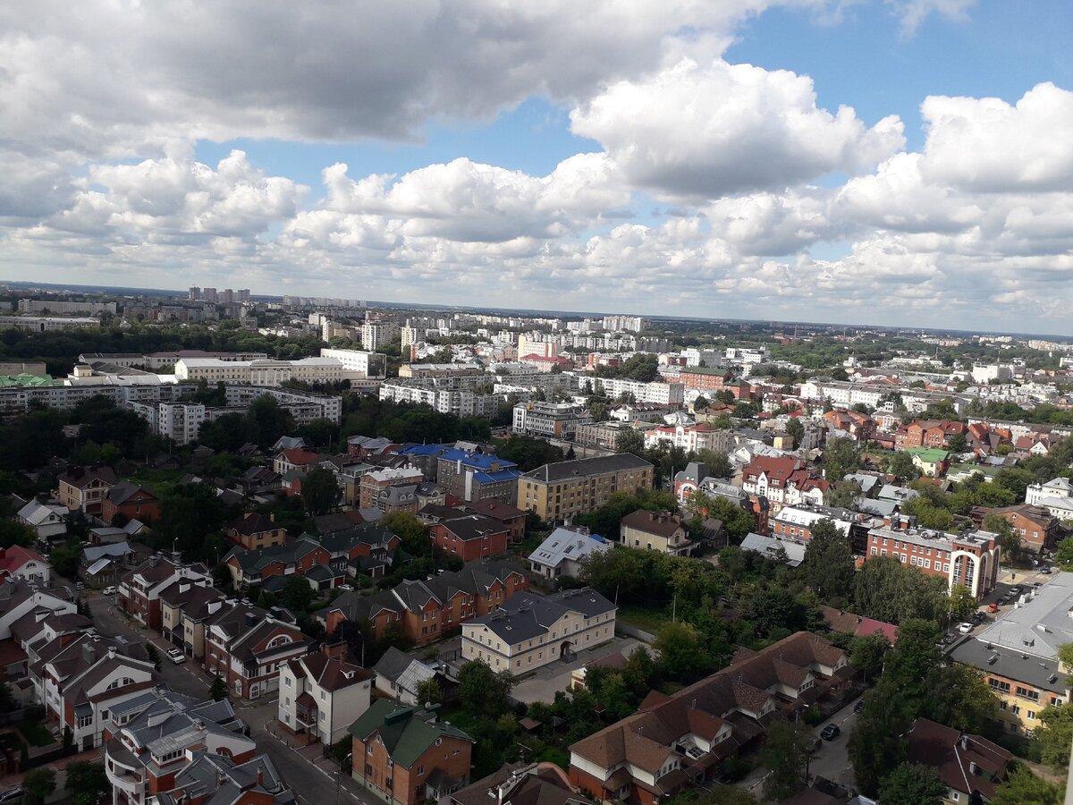 Прямо в центре города начинается квартал частных коттеджей. Фото автора