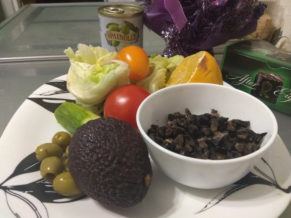 Ингредиенты для салата с авокадо и шампиньонами