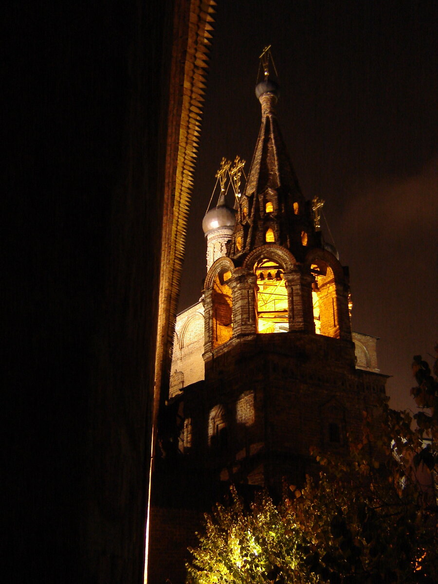 Колокольня Успенского собора Крутицкого подворья в ночной подсветке. 2007 год