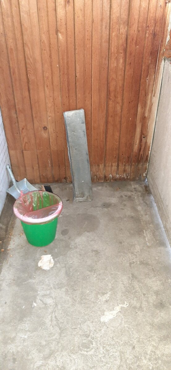 Типовой балкон, зазор у пола, через который заметает снег. 