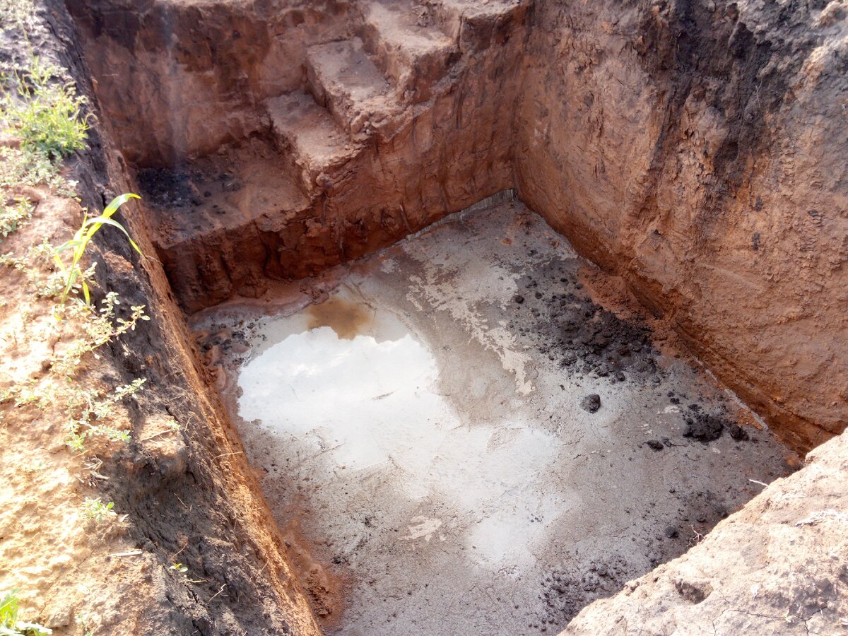 Тот же котлован после ливня. Бетон уже схватился, но часть грунта со стенок осыпалась внутрь