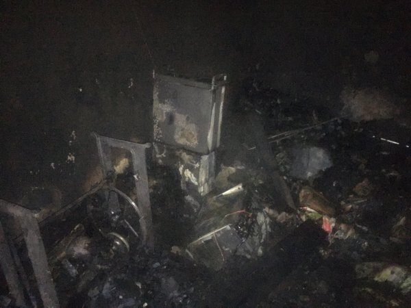 Последствия пожара, вызванного майнингом в гараже.  Можно увидеть 2 системных блока и остатки видеокарт. Источник : cnews.ru