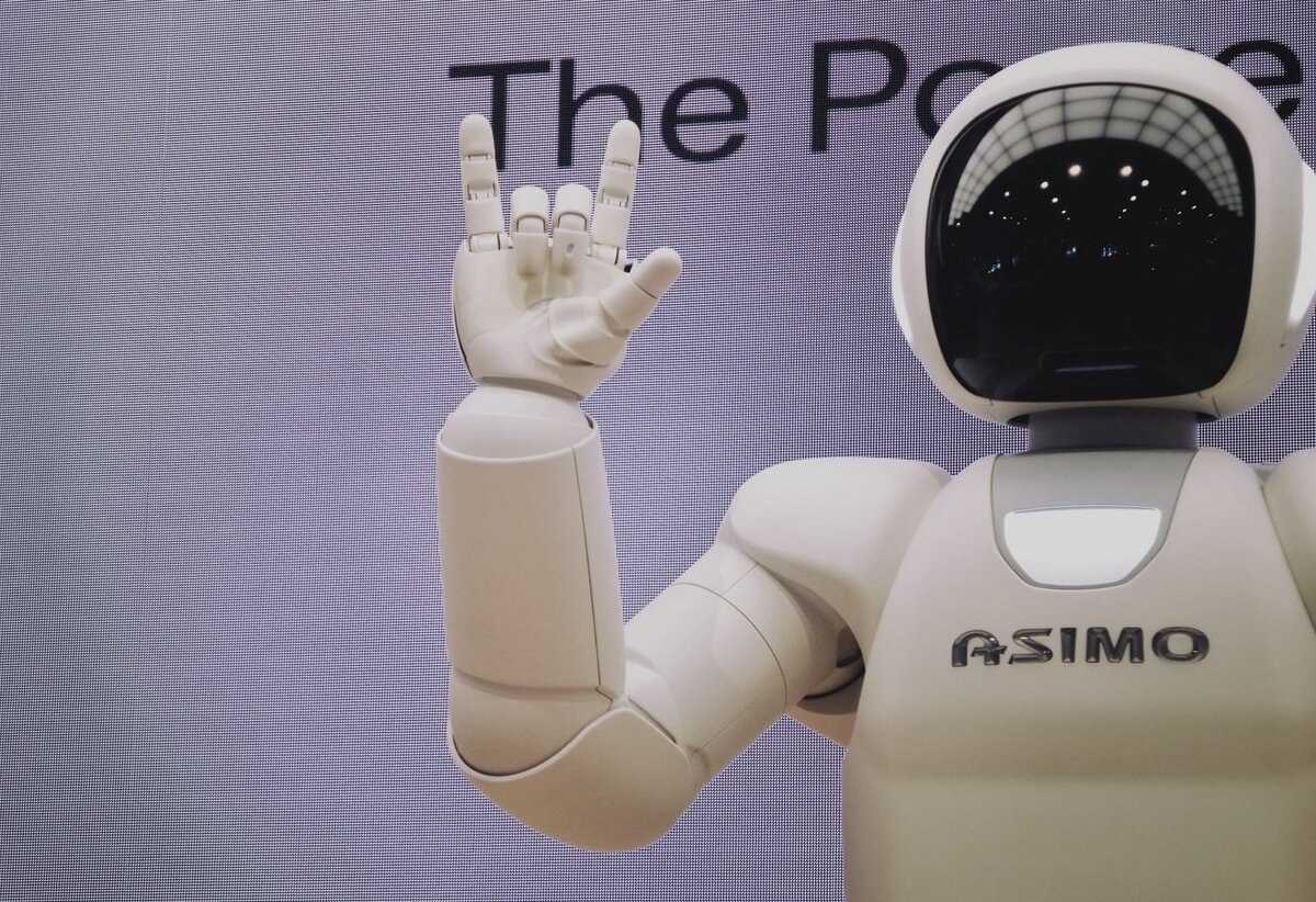Робот Asimo, источник unsplash.com