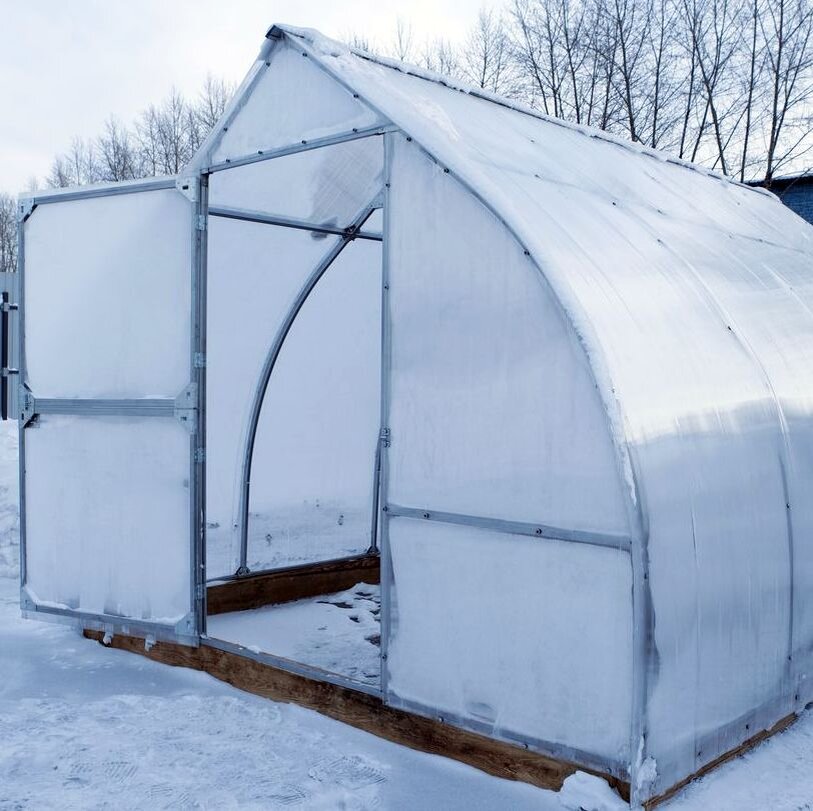 Теплица Сота Богатырь: 1) стрельчатая форма снижает нагрузку на дуги каркаса, 2) снег скатывается сам, не задерживаясь