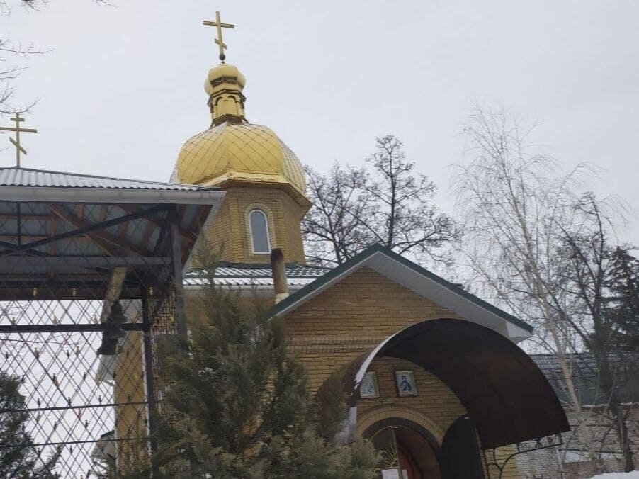 Чтобы узнать, можно ли носить украшения покойной тети, я отправился в церковь к знакомому священнику