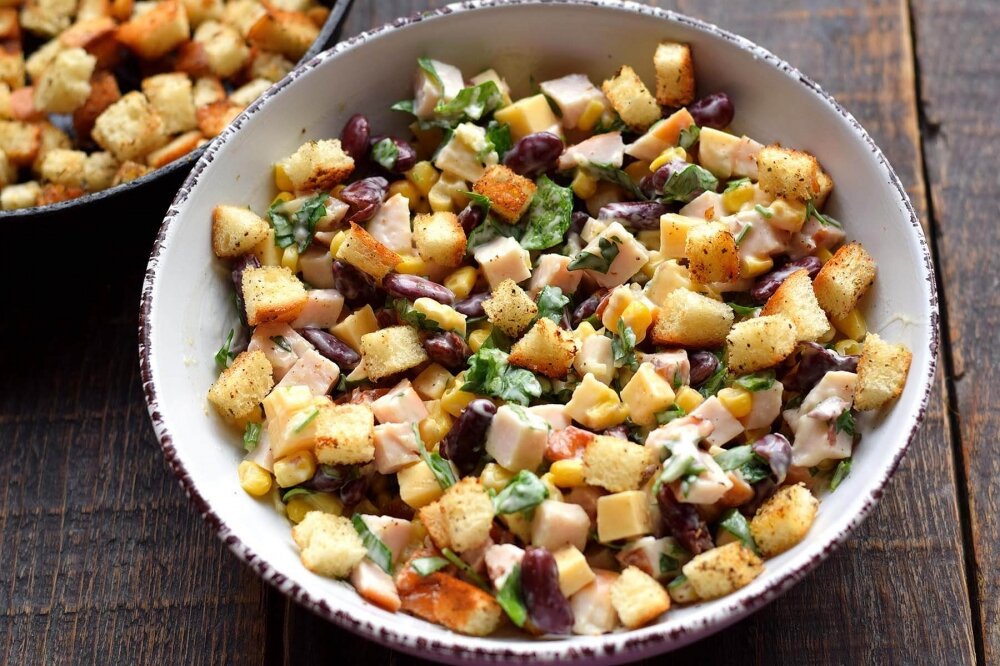 Салат курица стручковая фасоль кукуруза грибы. Салат с фасолью и курицей. Салат грудка копченая фасоль кукуруза. Самые вкусные салаты в жару. Салат с фасолью и курицей.