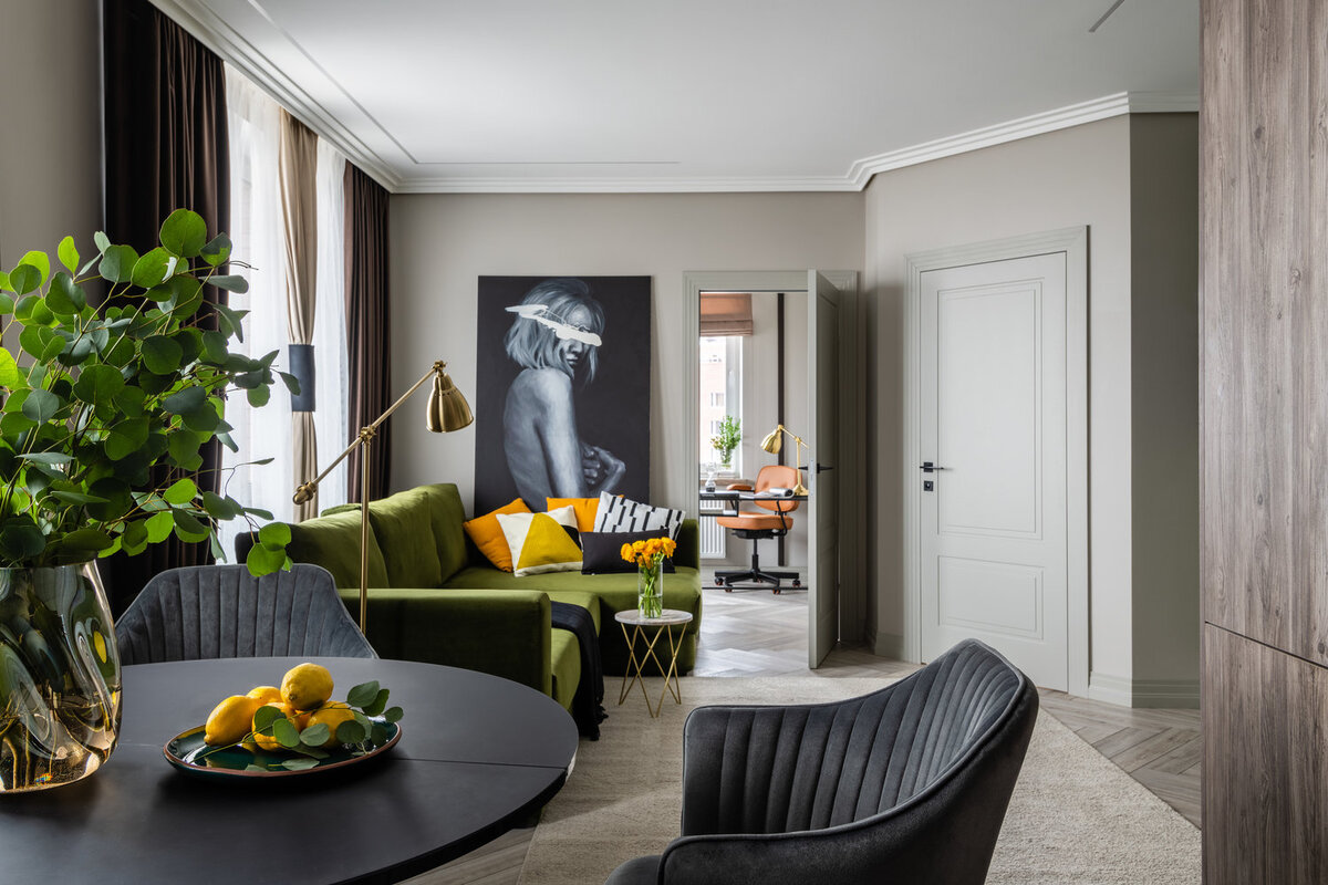 Особых пожеланий по стилю и цветовой гамме у заказчицы не было, при этом ей требовалось четко разграничить функциональные зоны. 