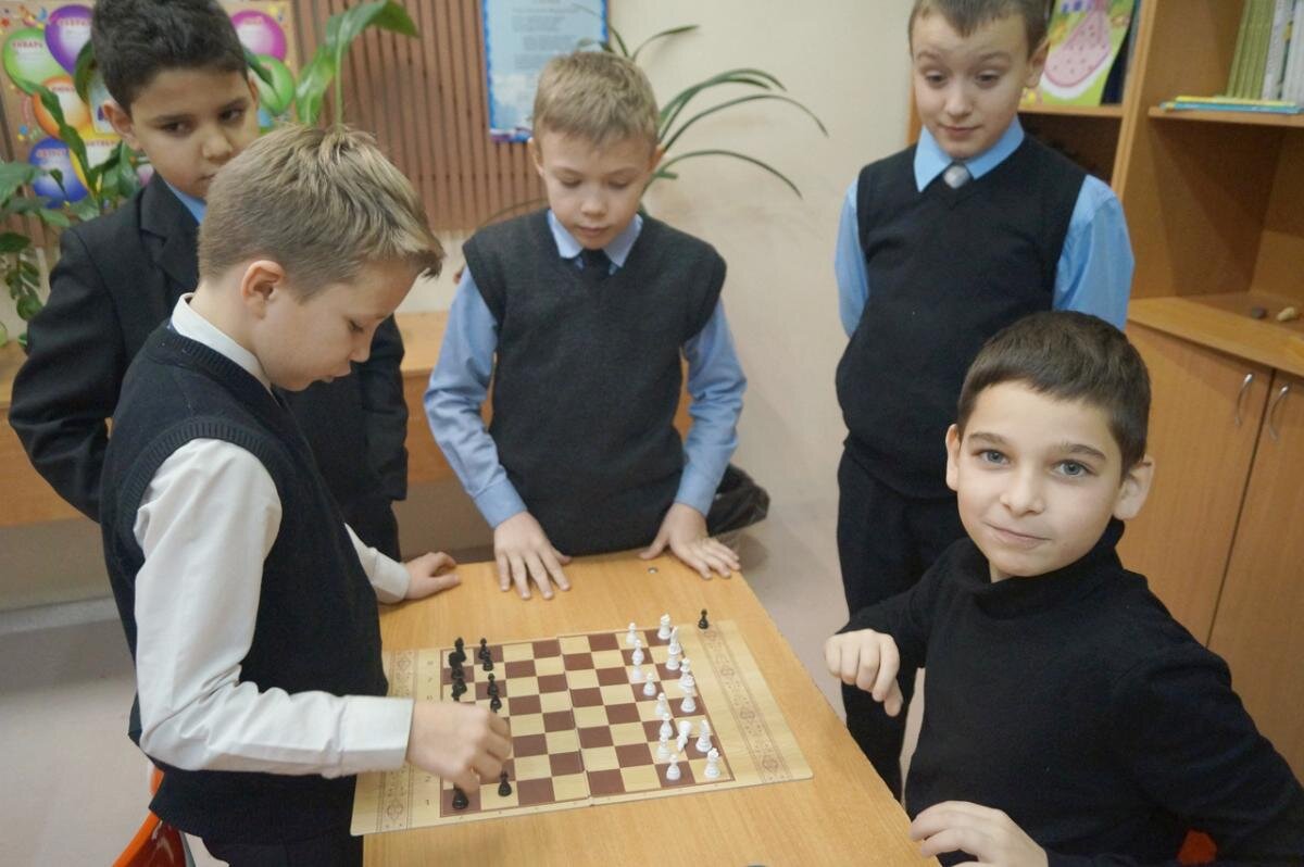 Выпускники 4-го класса со своим классным руководителем Надеждой Казанковой.