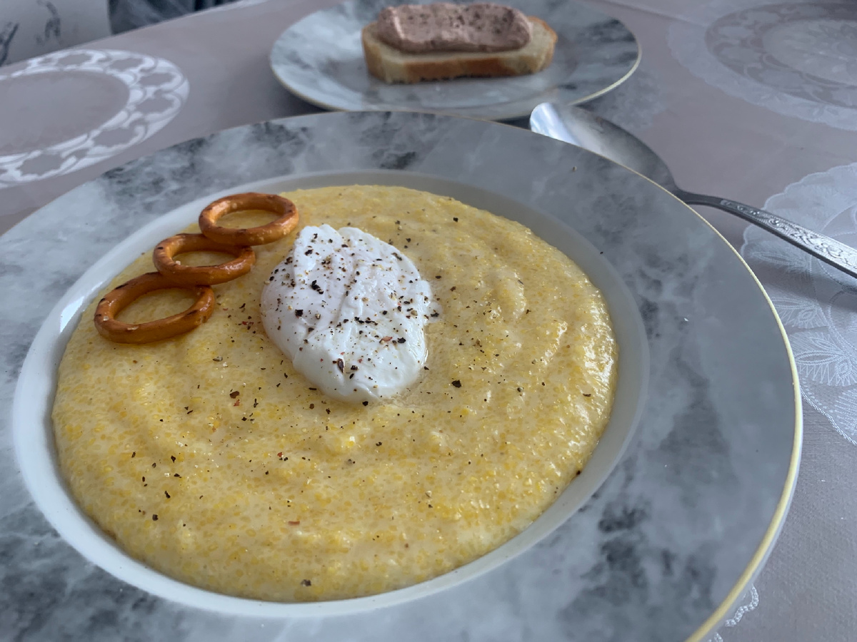 Я украшаю солеными крекерами. Они прекрасно сочетаются со вкусом поленты.