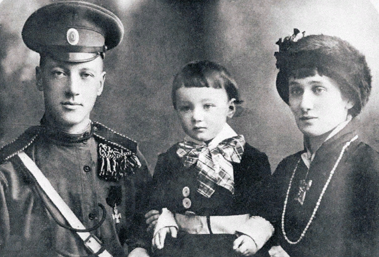 Н. Гумилёв и А. Ахматова с сыном Лёвой