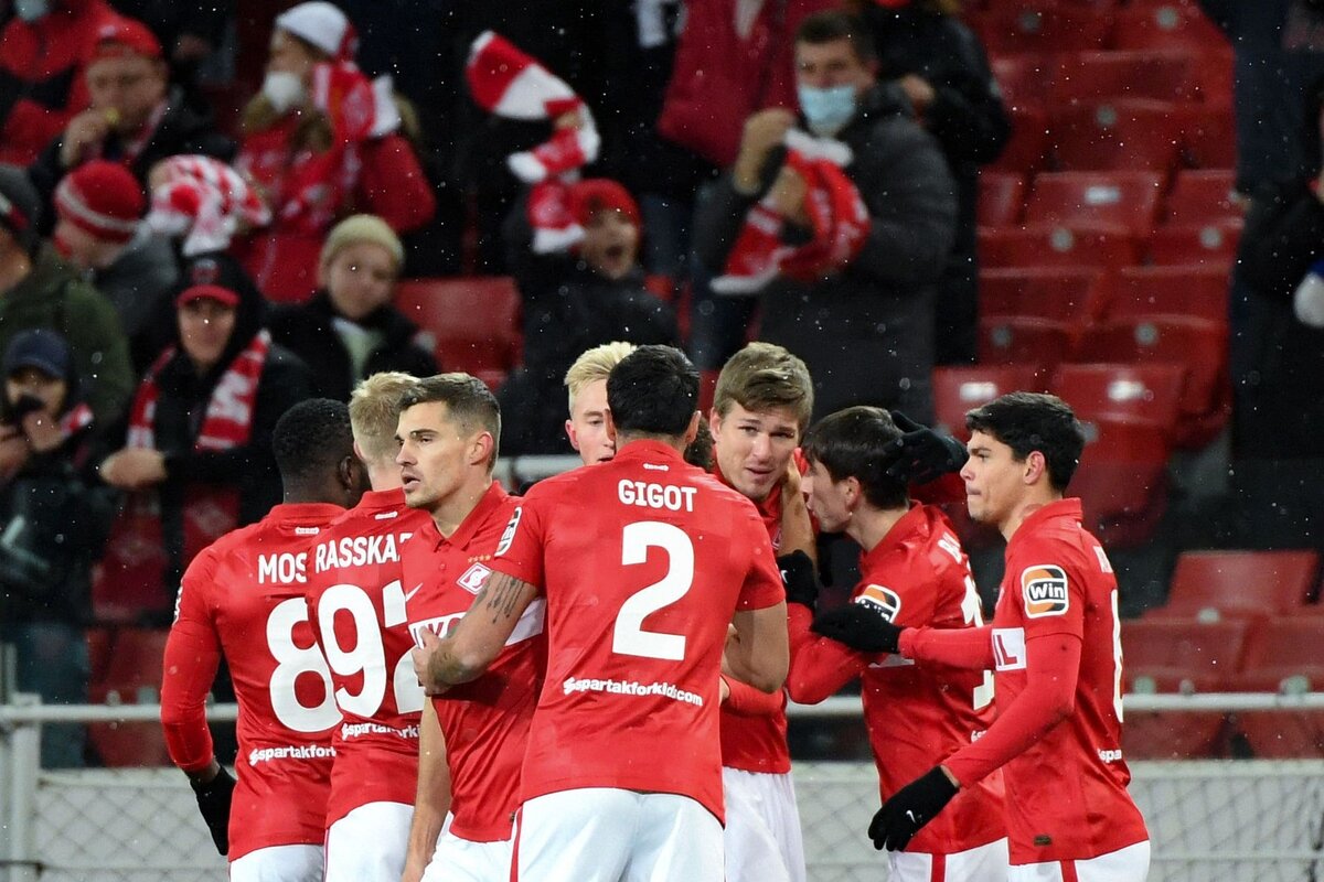 В первом тайме матча «Спартак» — «Лестер» москвичи оказались сильнее благодаря голам Соболева и Ларссона