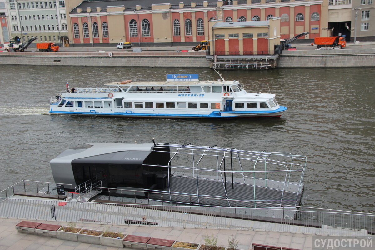 Макет электрического речного судна и действующий теплоход на Москве-реке  / Фото: Судострой