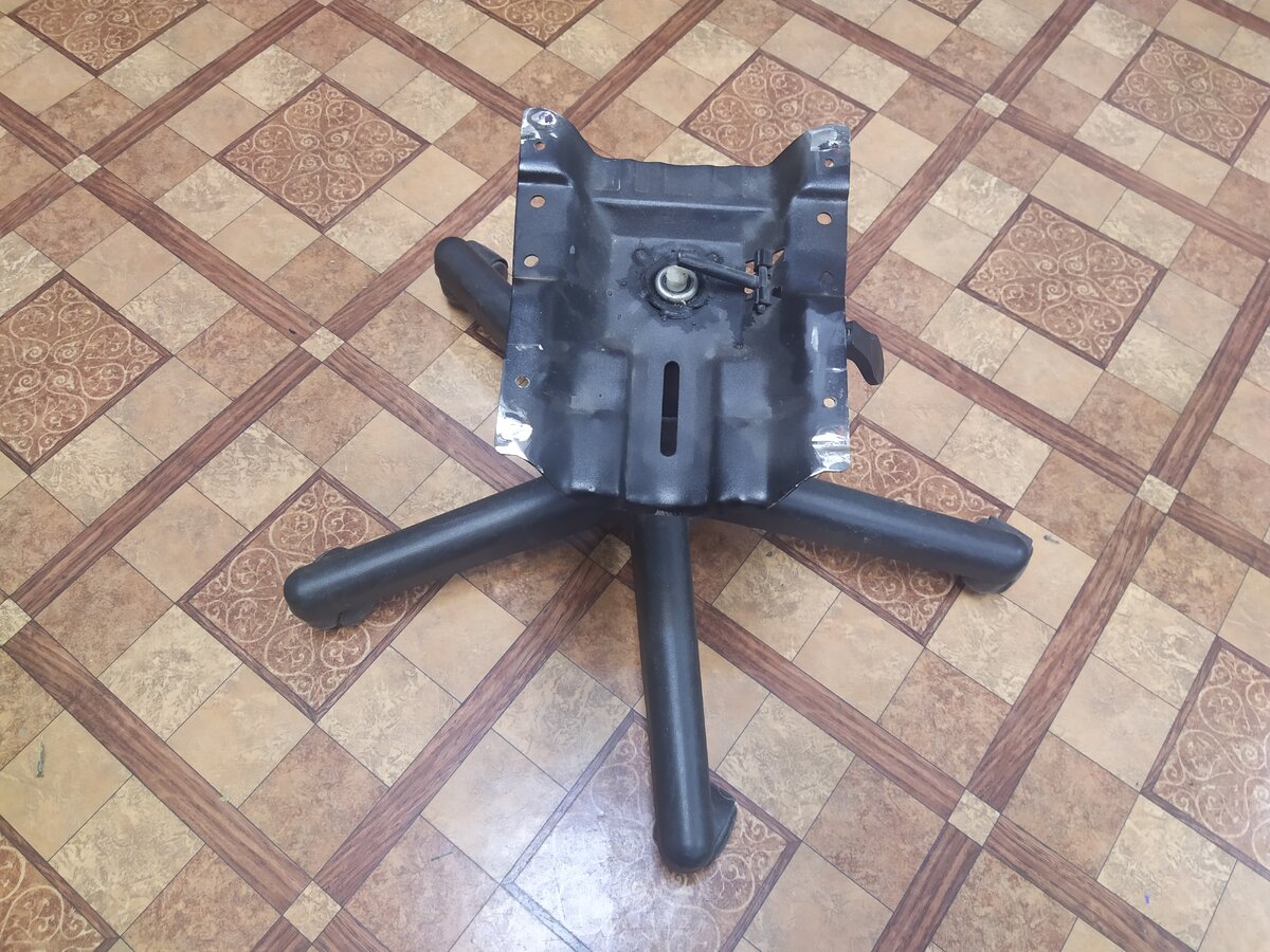 Платформы у стульев могут различаться, посверлил по краям четыре отверстия