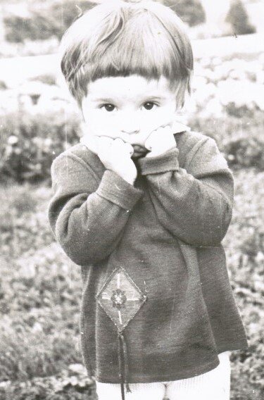 это я возрасте двух лет, когда деревья и даже трава  казались огромными. фото из личного архива автора