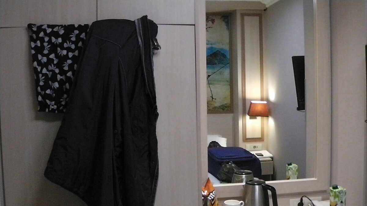 В шкафу очень мало вешалок....((((