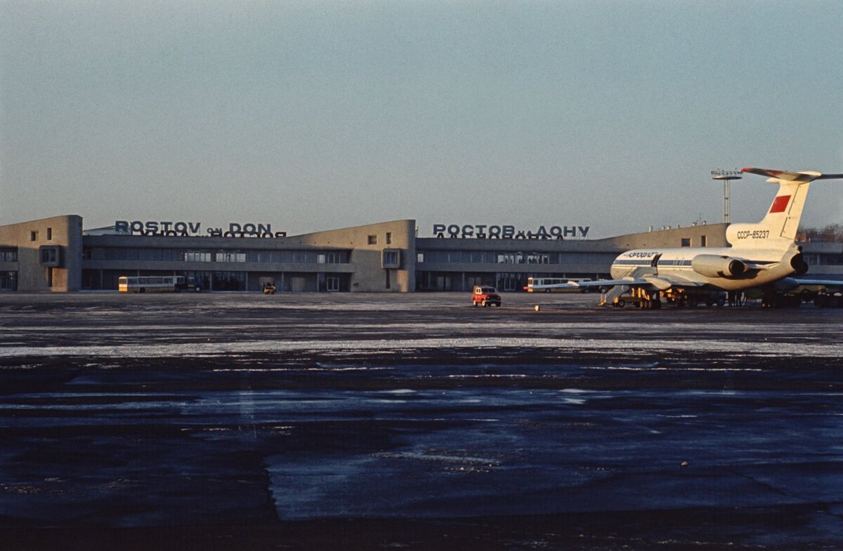 Минераловодский Ту-154Б-1 СССР-85237 на перроне аэропорта Ростов во время выполнения одного из первых рейсов, 1977 год. Источник фото: aviaforum.ru, пользователь ARIA.