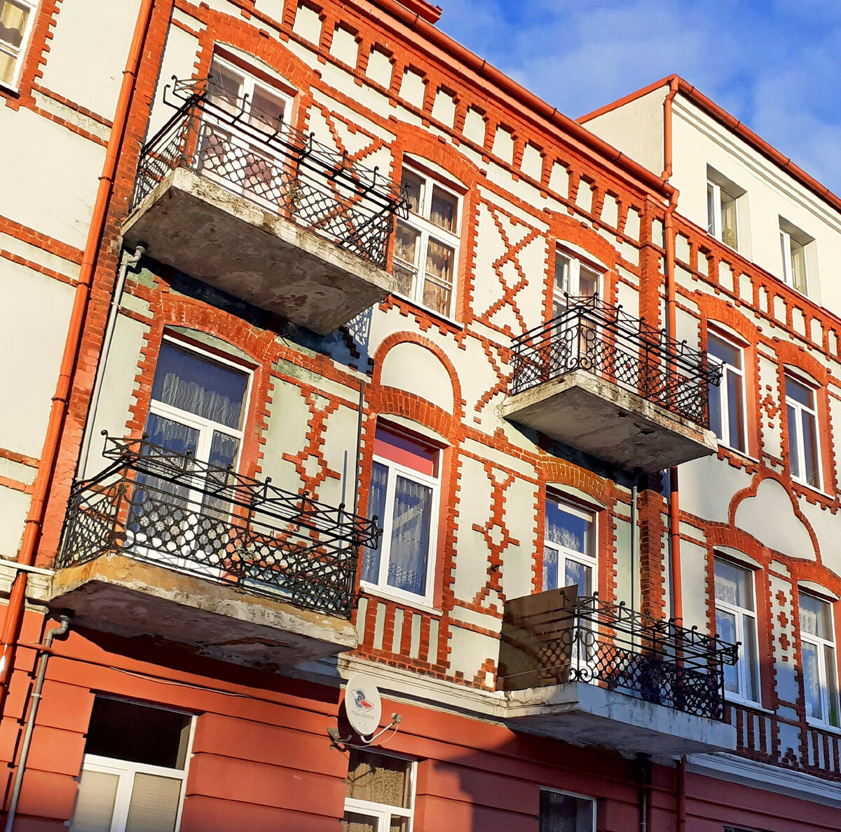 Балконы одного дома на ул. Студенческой в Советске. Фото автора