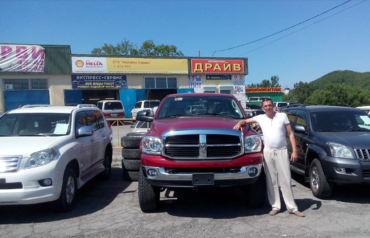 Забираю автомобиль со стоянки в порту. Габариты в сравнении с прадо. Он просто огромный. 