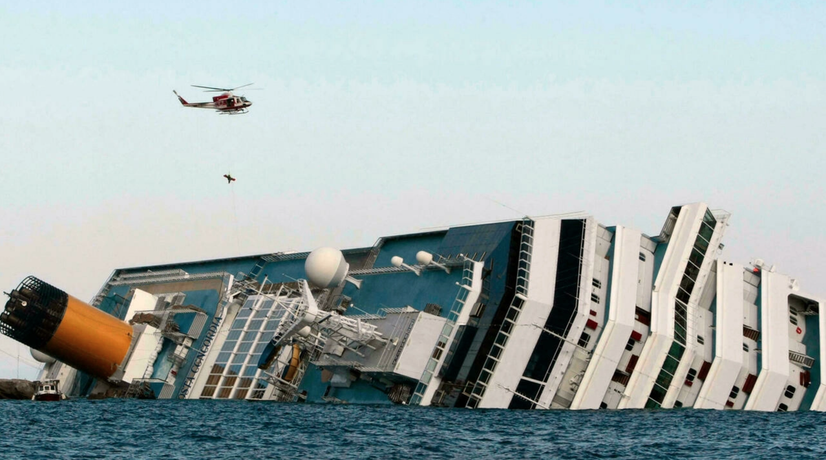 Лайнер Costa Concordia, на борту которого находились 4229 человек из 70 стран, сел на мель, когда многие пассажиры ужинали ФИЛИППО МОНТЕФОРТЕ AFP 