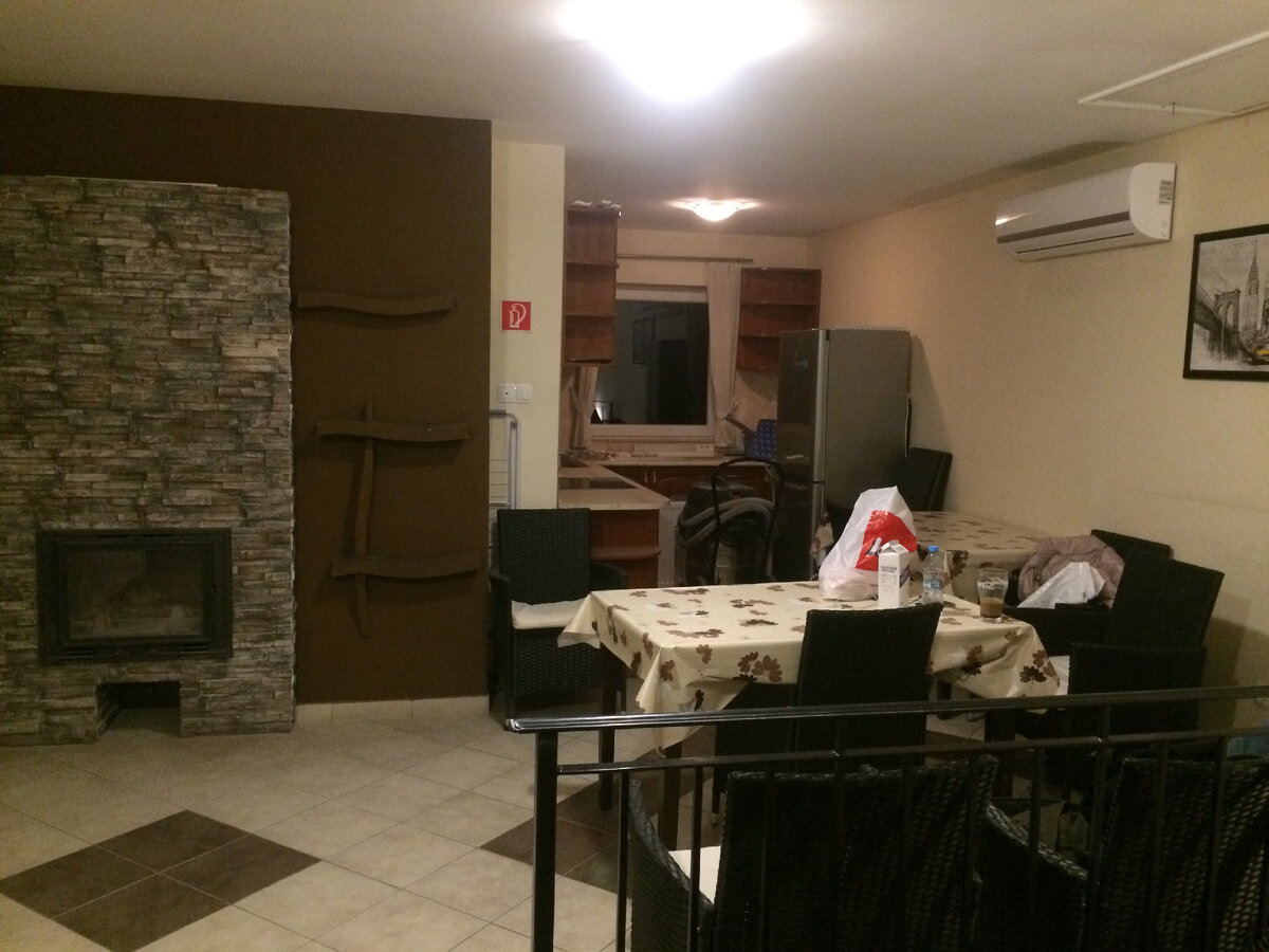 Тот самый "каминный зал" на втором этаже автосервиса.