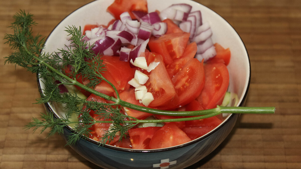 Нарезали овощи, осталось только засыпать колбаску